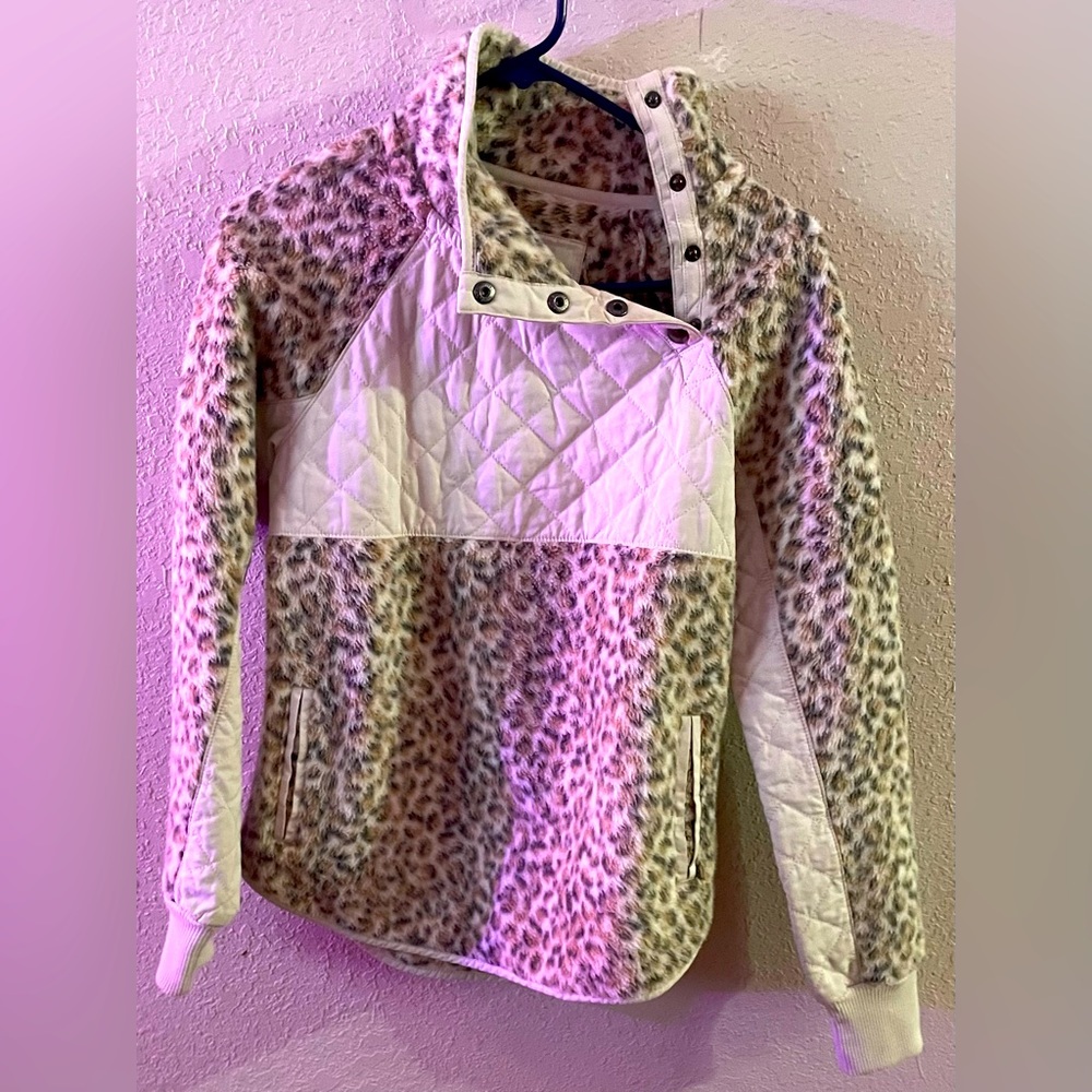 ABERCROMBIE and FITCH Asymmetrical Snap-Up Fleece in WHITE ANIMAL PRINT size XXS